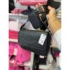 Crossbody Guess Negra con Logo en Relieve - Bolso de Mujer Elegante - Imagen 2