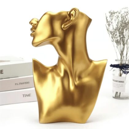 Escultura Decorativa Mujer Nórdica Dorada Una Pieza de Arte Funcional1